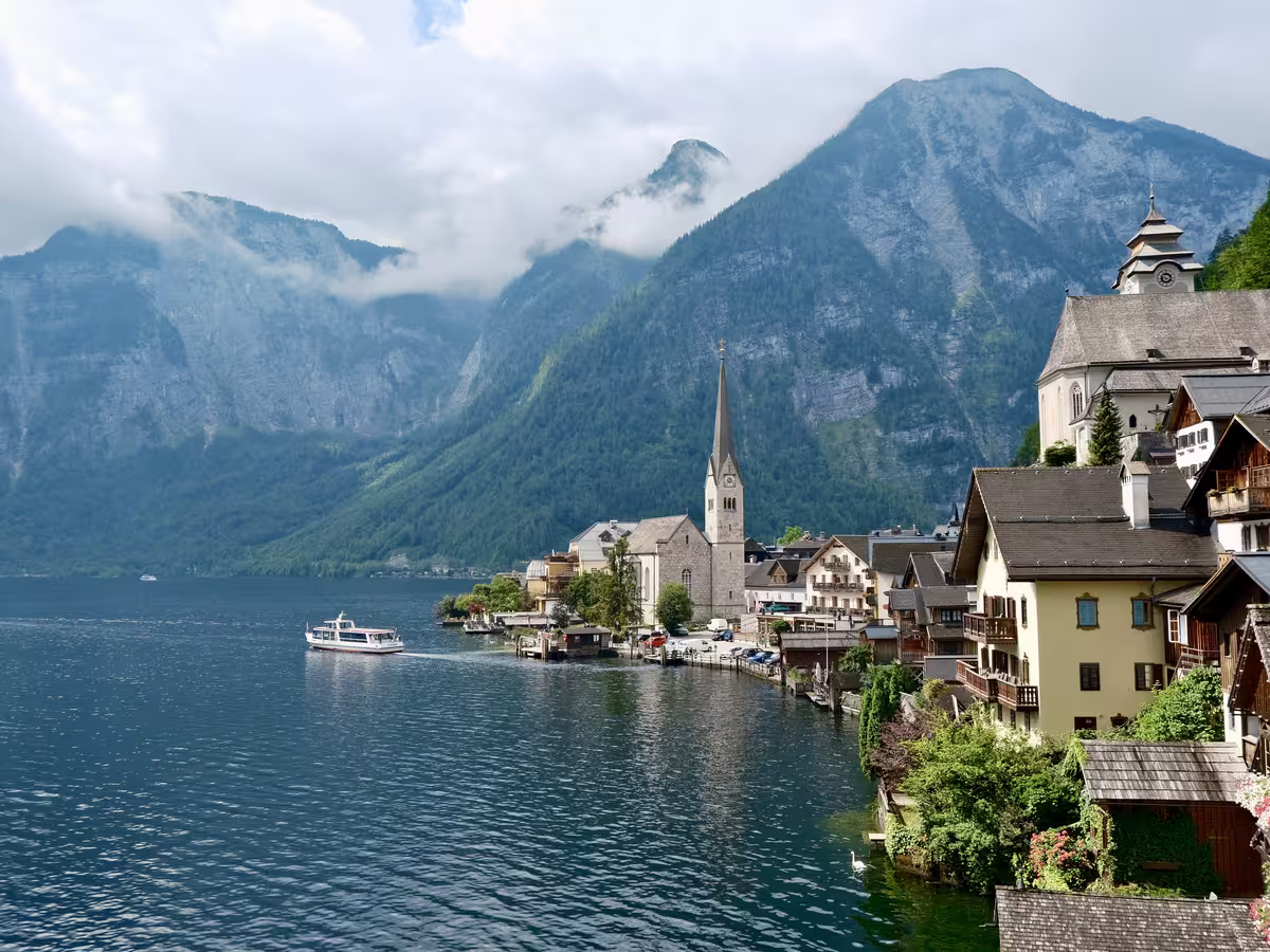 奥地利的哈尔施塔特 (Hallstatt) 是阿尔卑斯山脚下的一座迷人小镇，因其悠久的历史和如童话般的风景，被誉为“世界上最美的小镇”之一。