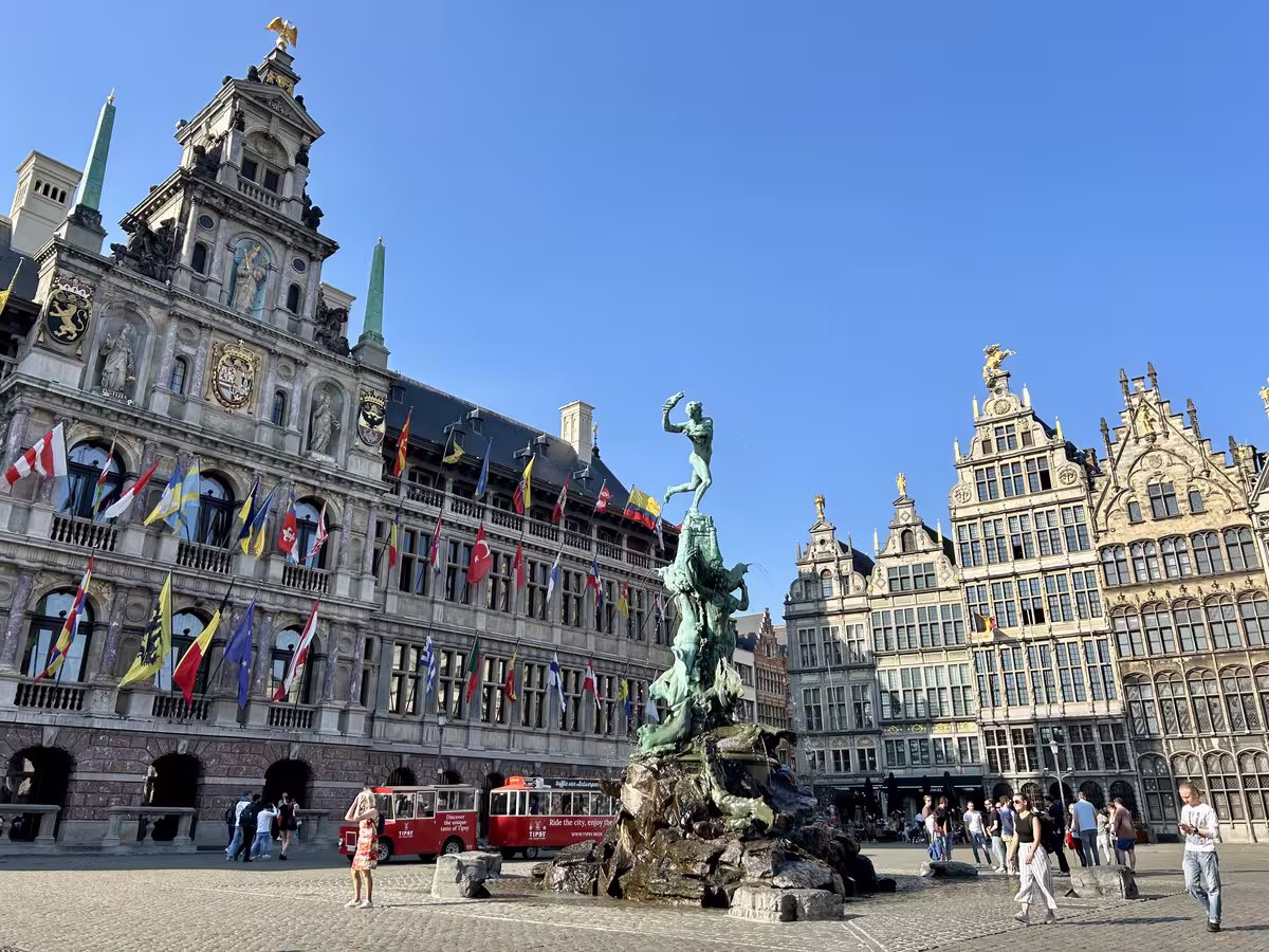 安特卫普的 Grote Markt（大广场）是这座城市的历史心脏，以宏伟的文艺复兴风格市政厅、环绕四周的16世纪精美行会建筑以及广场中央标志性的布拉博喷泉（Brabofontein）而闻名。