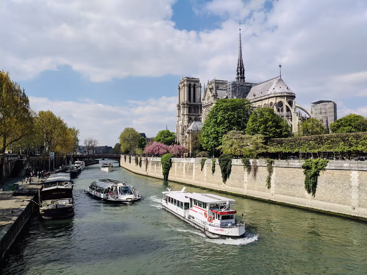 巴黎圣母院（Notre-Dame de Paris）坐落于塞纳河中央的西岱岛（Île de la Cité）上，是法国哥特式建筑的杰出代表，也是巴黎最具象征意义的历史古迹和世界文化遗产之一。