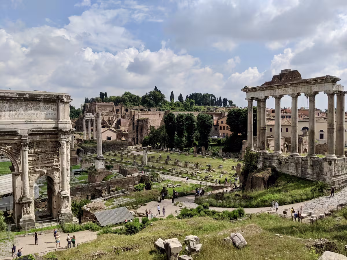 图片中的景点是意大利罗马（Rome, Italy）的核心历史遗迹，名为古罗马广场（Roman Forum）。
