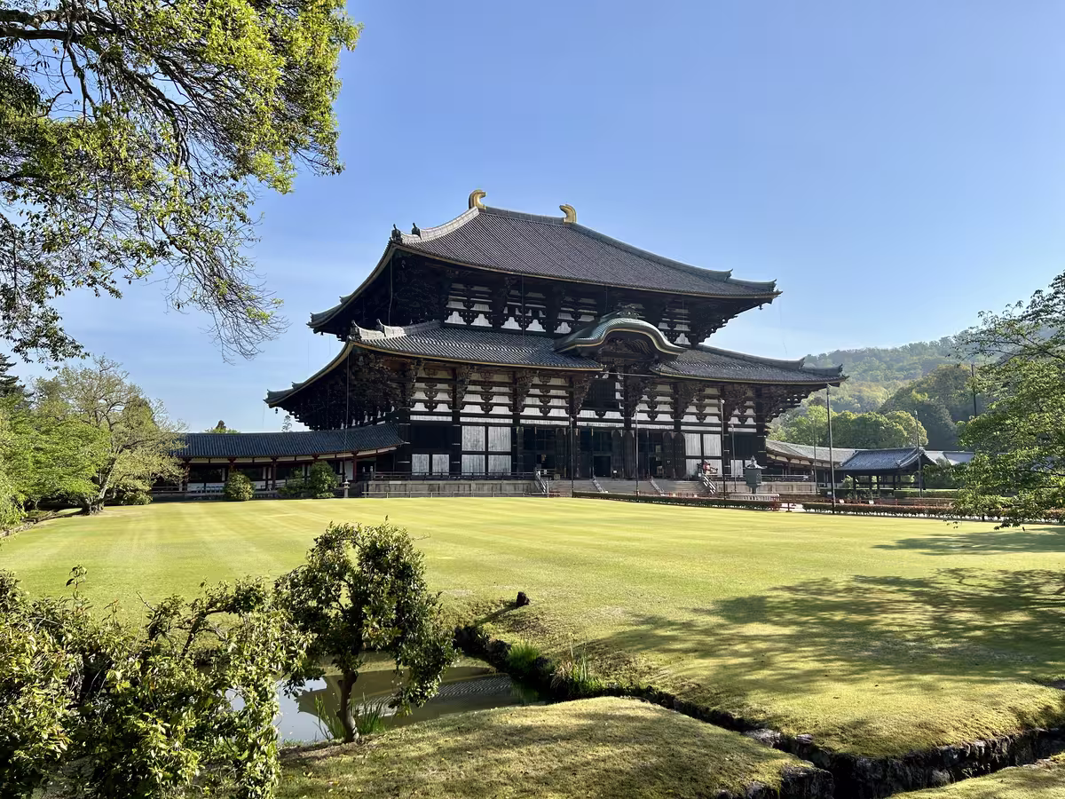 位于日本奈良 (Nara) 的东大寺 (Tōdai-ji Temple) 的大佛殿 (Daibutsu-den)，这是世界上现存最大的木结构建筑。
