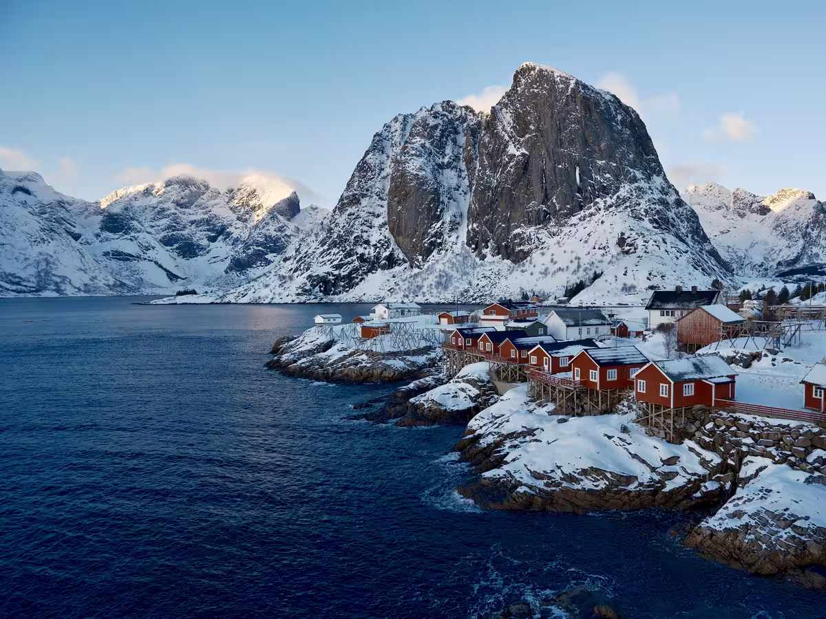 位于挪威的罗弗敦群岛 (Lofoten) 的哈姆岛 (Hamnøy) 上的经典红色传统渔屋 (Rorbu)。