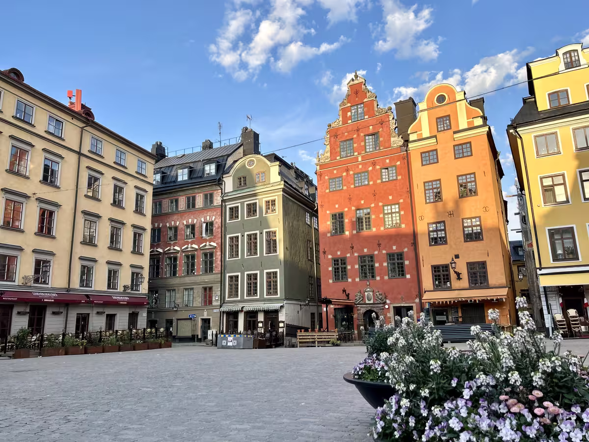 斯德哥尔摩老城（Gamla Stan）核心的斯德哥尔摩大广场（Stortorget）拥有城市最古老的历史建筑和著名的诺贝尔奖博物馆，是瑞典旅游必去的历史地标。