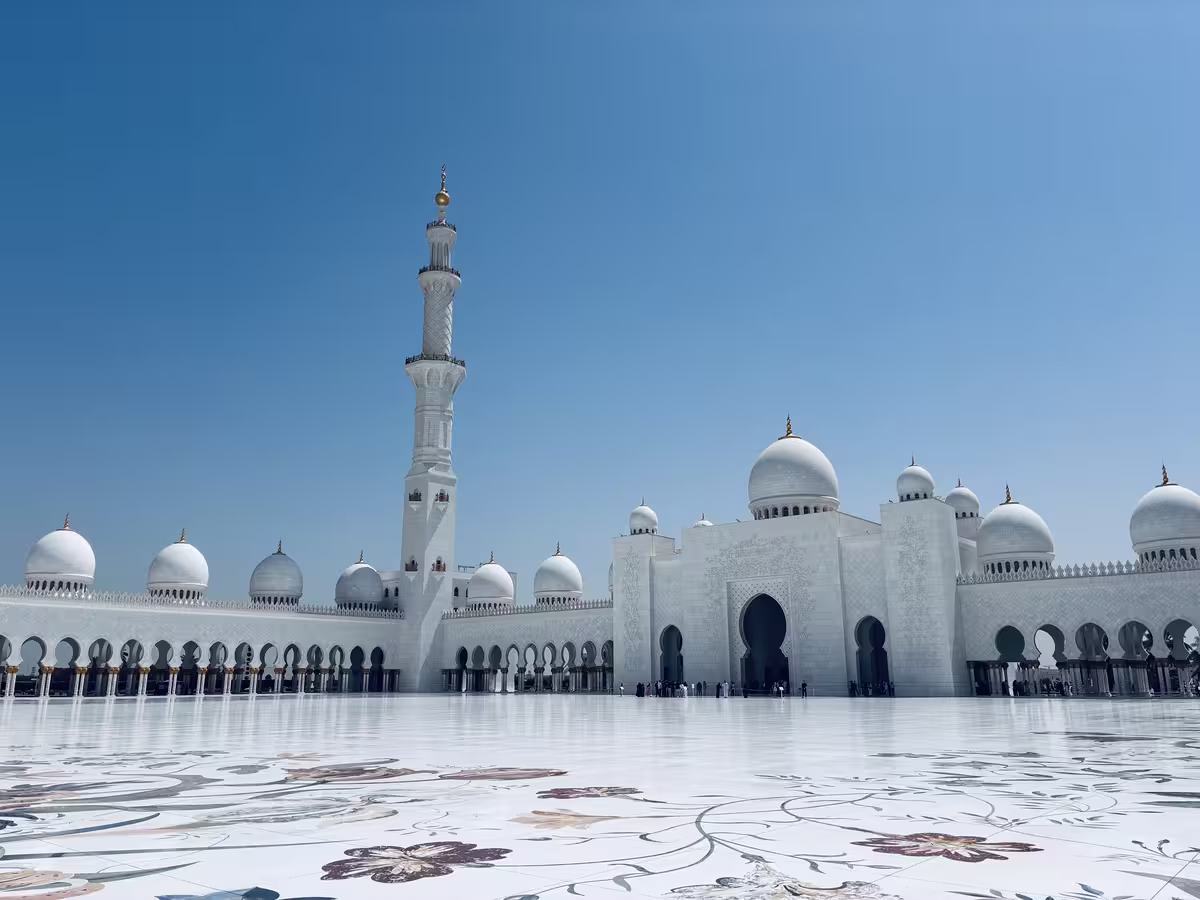 阿拉伯联合酋长国 (UAE) 阿布扎比的谢赫扎耶德大清真寺 (Sheikh Zayed Grand Mosque) 是一座以纯白色大理石外墙、宏伟圆顶和高耸宣礼塔为特色的著名建筑奇观。