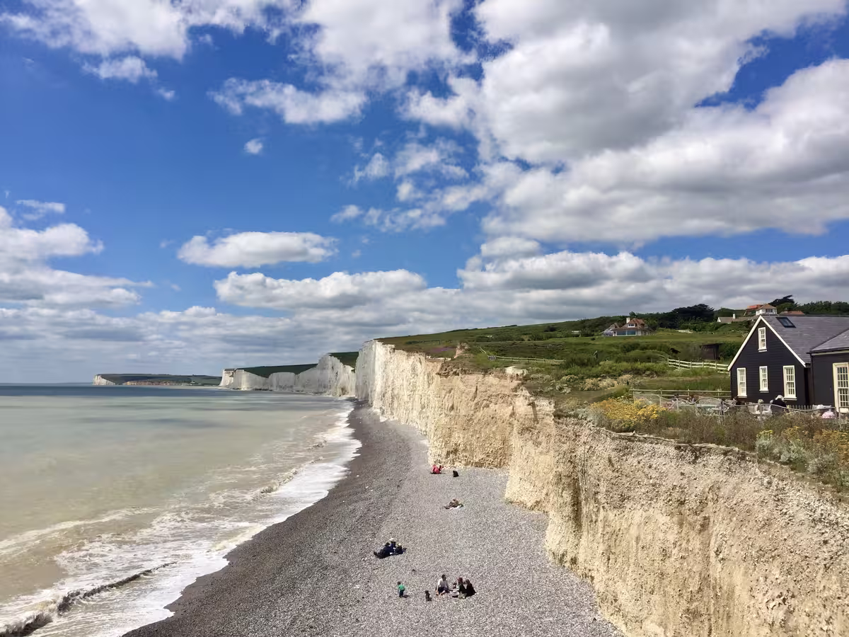 英国南部著名的七姊妹悬崖 (Seven Sisters Cliffs)，这是一片壮观的白色白垩悬崖海岸线，位于英吉利海峡沿岸。