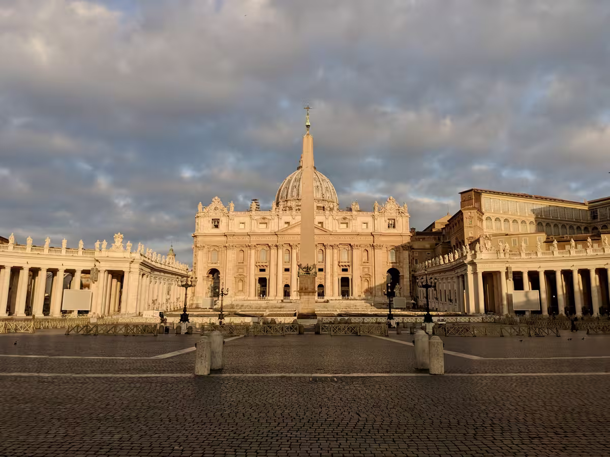 梵蒂冈城国 (Vatican City State），世界上最小的主权国家，画面中央的建筑正是其标志性的圣彼得大教堂 (St. Peter's Basilica) 和前面的圣彼得广场。