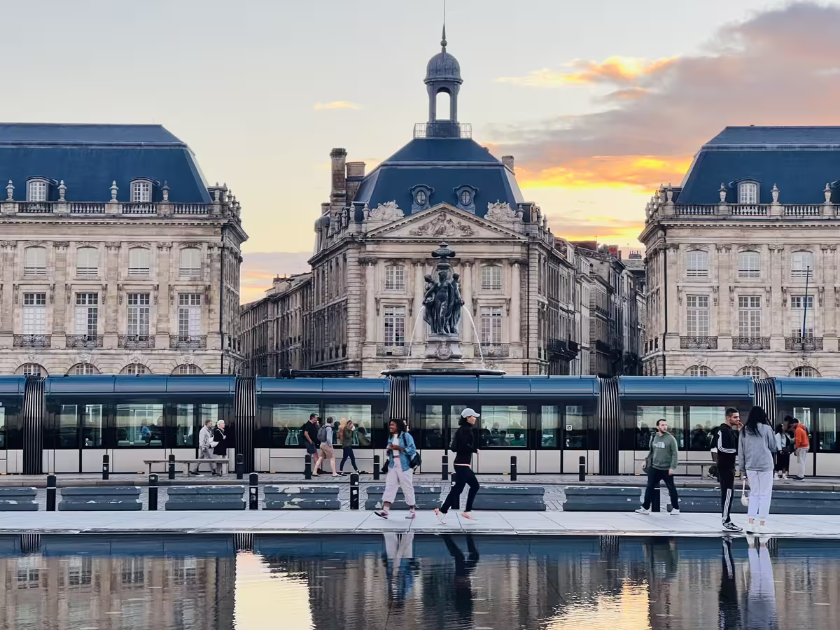 在法国波尔多的水镜广场 (Miroir d'eau) 是全球最大的反射水池，通过地面石板上覆盖的薄薄水层，将 18 世纪的古典建筑群与现代城市景观完美倒映在波光粼粼的镜面之中。