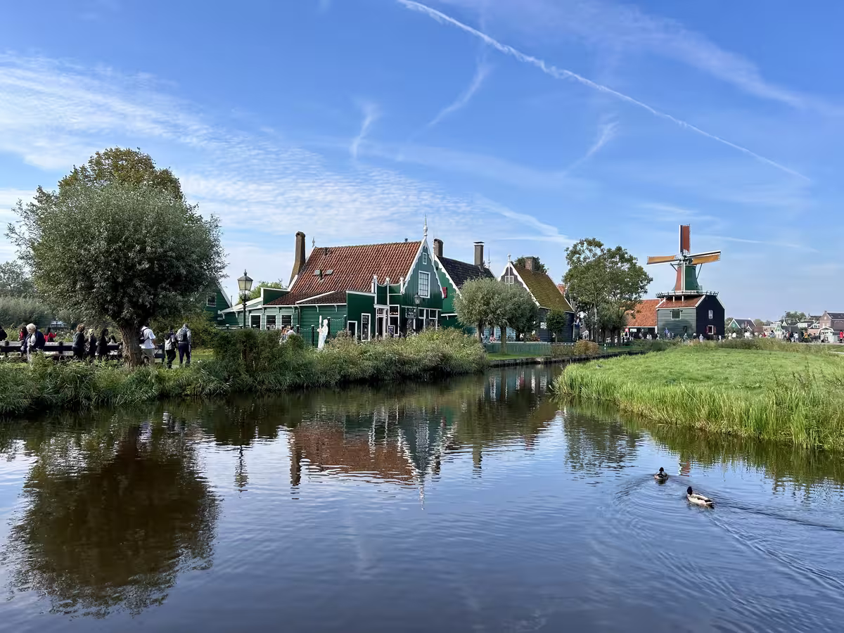 荷兰的桑斯安斯（Zaanse Schans），以传统的绿色木屋和标志性的工业风车景观而闻名。