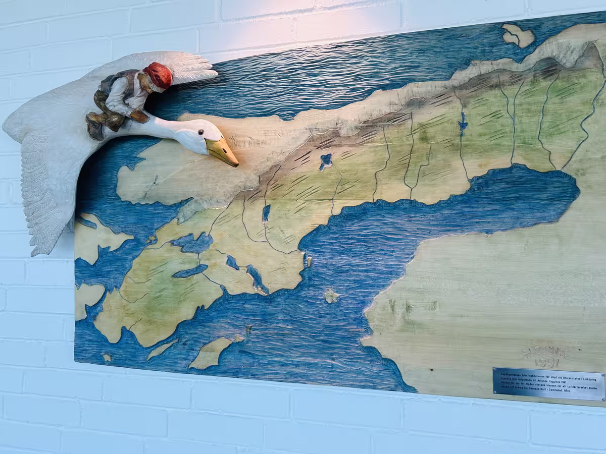 位于瑞典斯德哥尔摩阿兰达机场(Stockholm Arlanda Airport)的《尼尔斯骑鹅旅行记》浮雕 (Nils Holgersson flög över Sverige)。