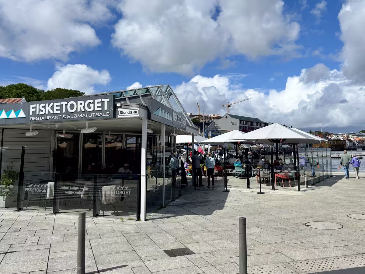 挪威的斯塔万格渔市 (Fisketorget Stavanger) 集餐厅和海鲜零售柜台于一身。