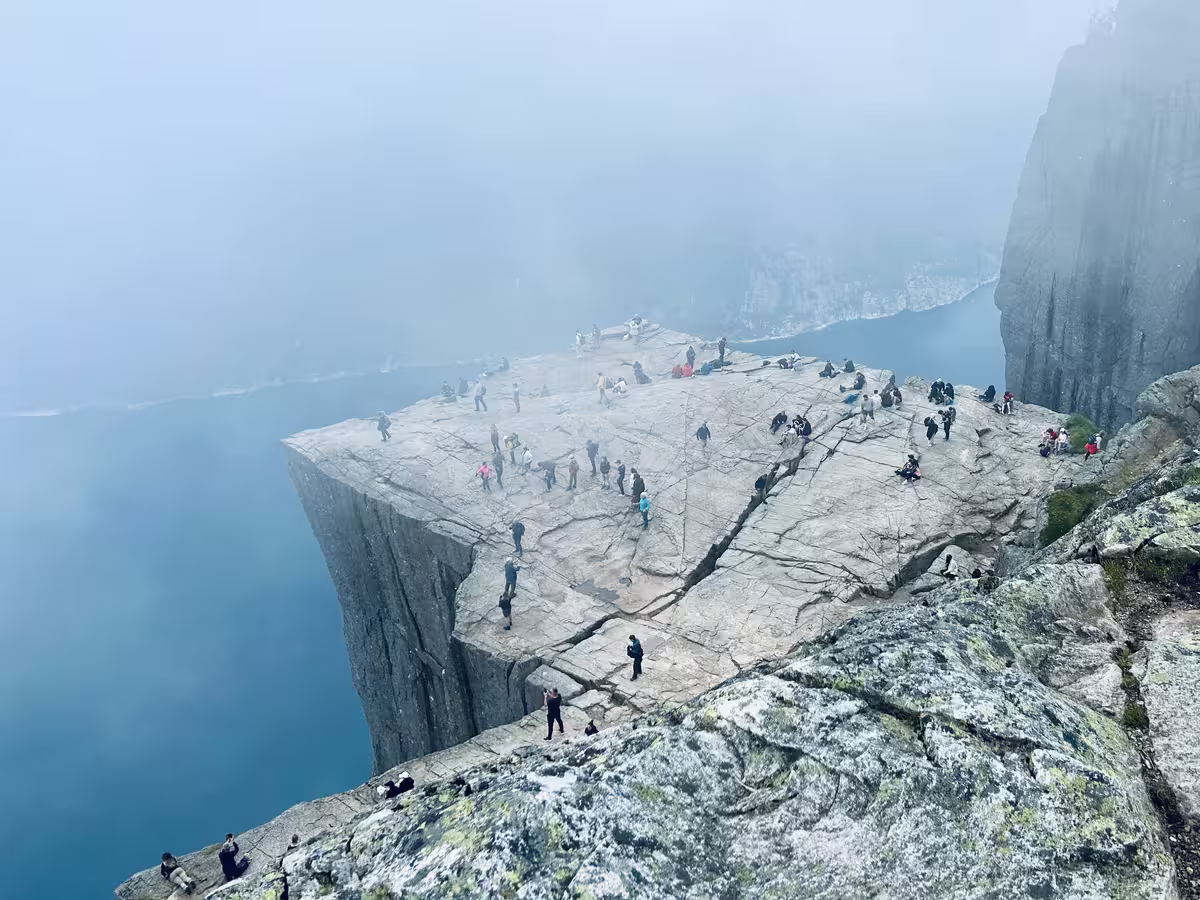 挪威吕瑟峡湾 (Lysefjord) 中的布道石 (Pulpit Rock / Preikestolen)。