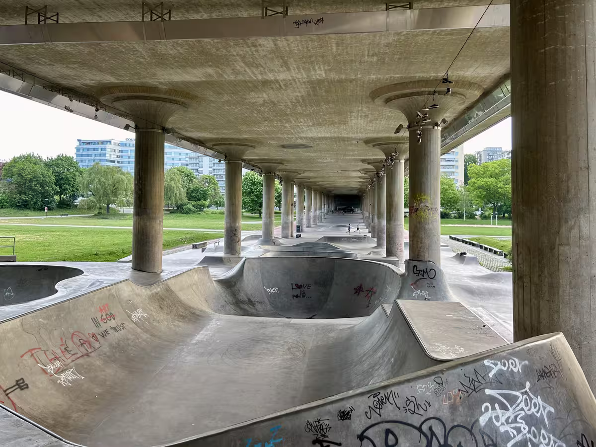 斯德哥尔摩西桥之下的滑板公园 (Rålis skatepark)，空中挂满了鞋子。