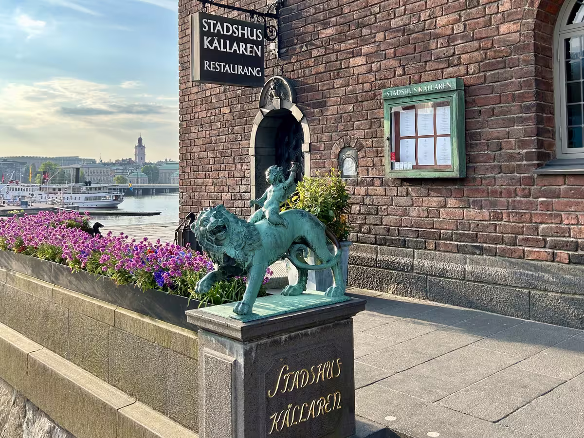 斯德哥尔摩市政厅地下餐厅 (Stadshuskällaren) 入口处的青铜雕塑是骑着狮子的酒神和狂欢之神。