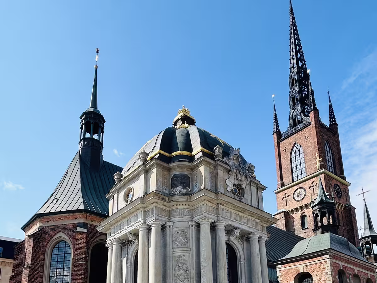 从斯德哥尔摩北城 (Norrmalm) 眺望老城 (Gamla Stan) 西侧的骑士岛 (Riddarholmen)。