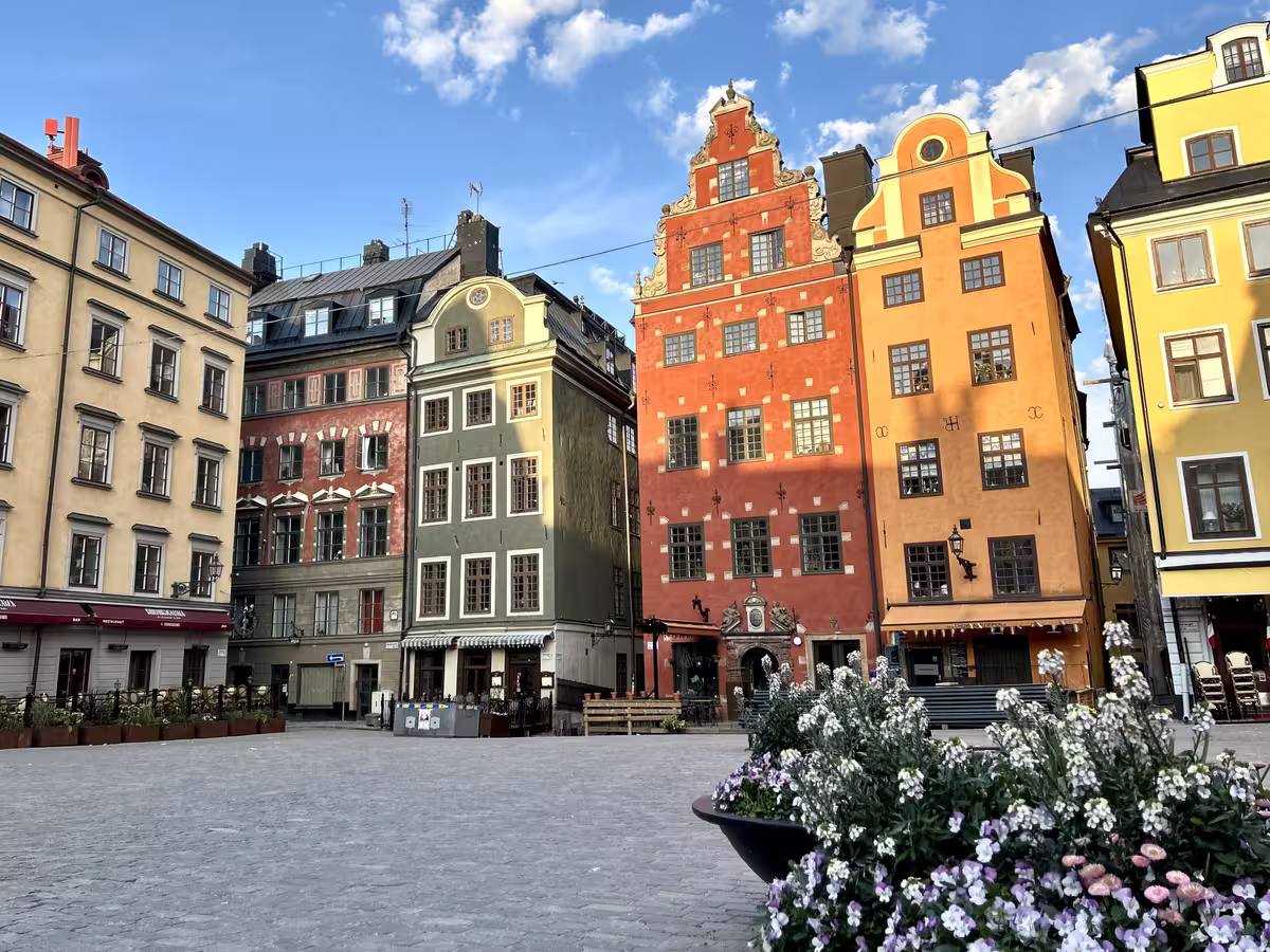 斯德哥尔摩老城 (Gamla Stan) 中心大广场 (Stortorget) 上标志性的彩色建筑。