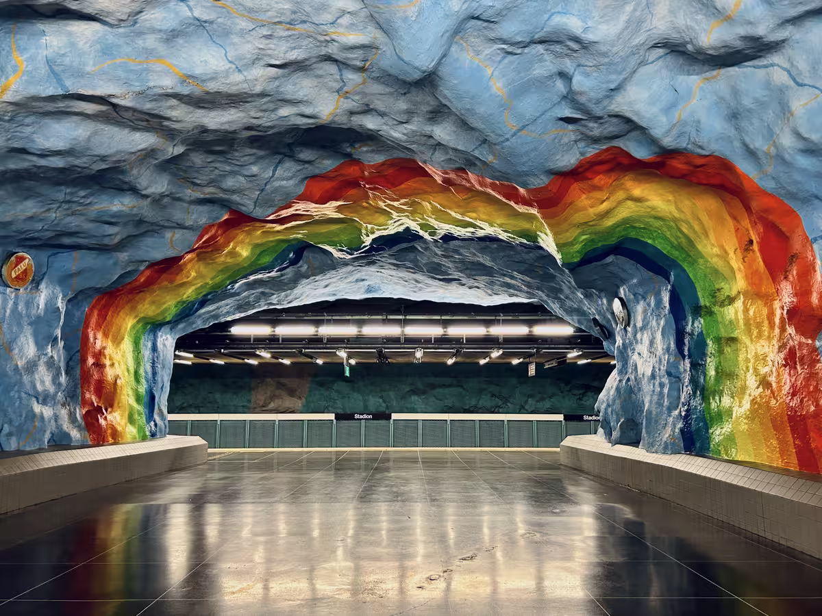 斯德哥尔摩地铁体育场站 (Stadion) 的彩虹拱顶。