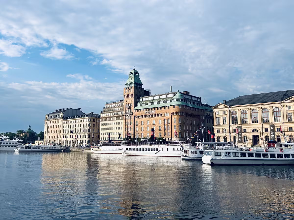 位于斯德哥尔摩船岛 (Skeppsholmen) 之上的斯特兰德丽笙精选酒店 (Radisson Collection Strand Hotel, Stockholm),葛丽泰·嘉宝和英格丽·褒曼的最爱。
