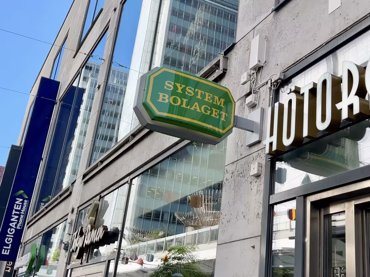 在斯德哥尔摩的瑞典国营酒类专卖店 Systembolaget 的招牌。