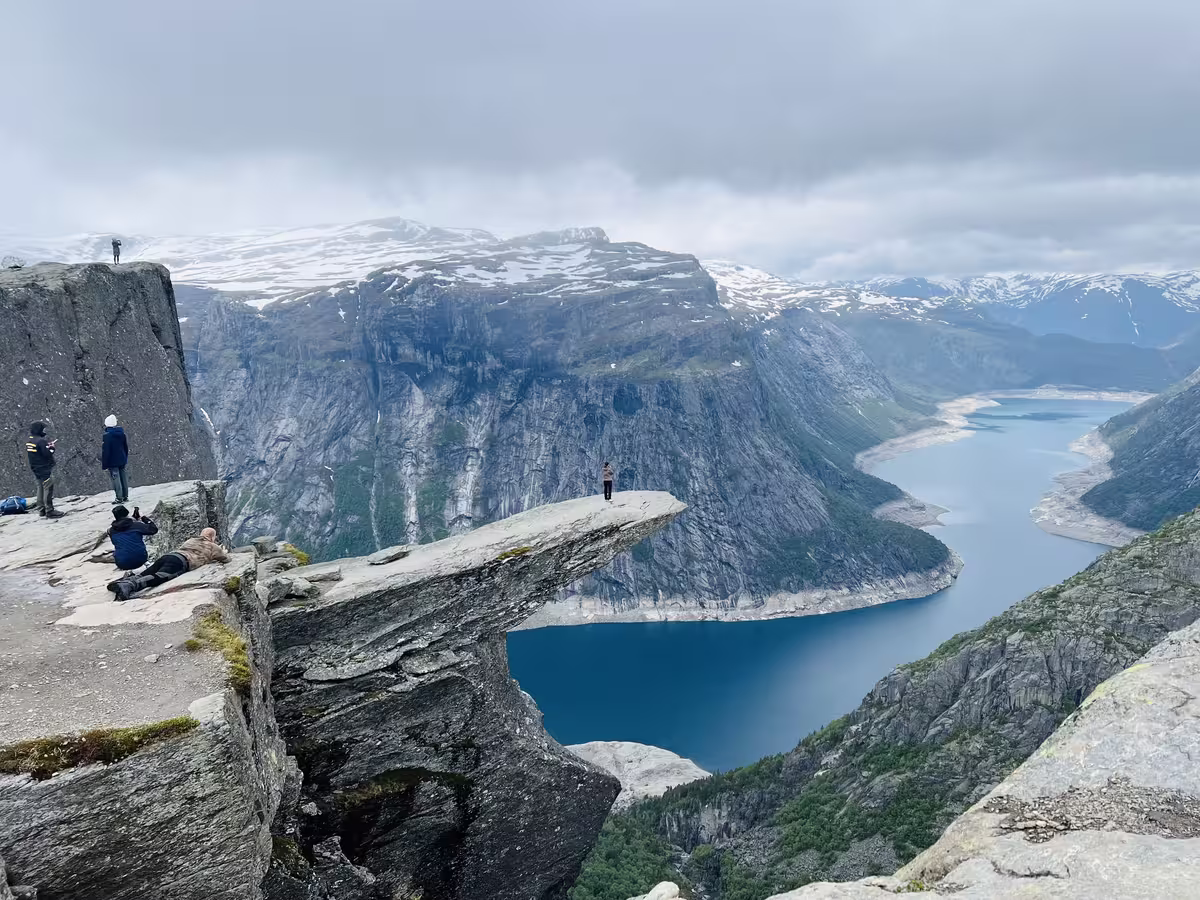 与布道石和奇迹石并称挪威“三大奇石”的巨魔之舌 (挪威语: Trolltunga)