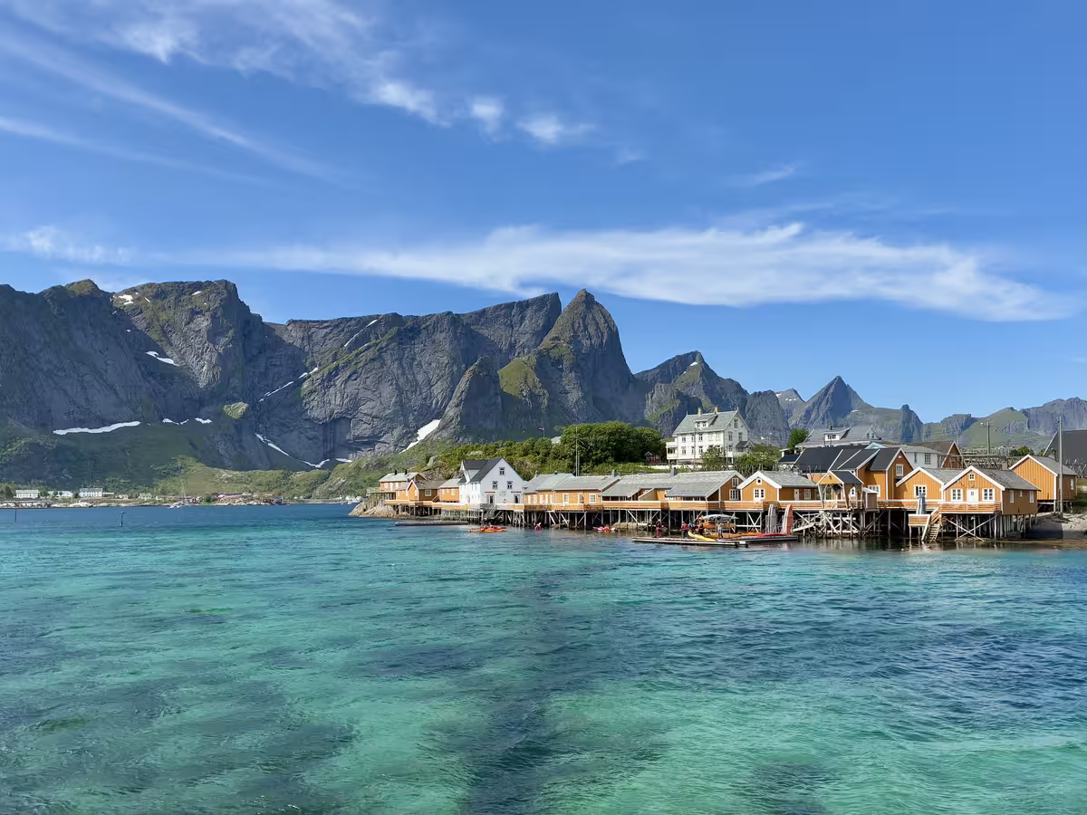 罗弗敦群岛 (The Lofoten Islands) 标志性的黄色传统渔屋 (挪威语: Rorbuer)