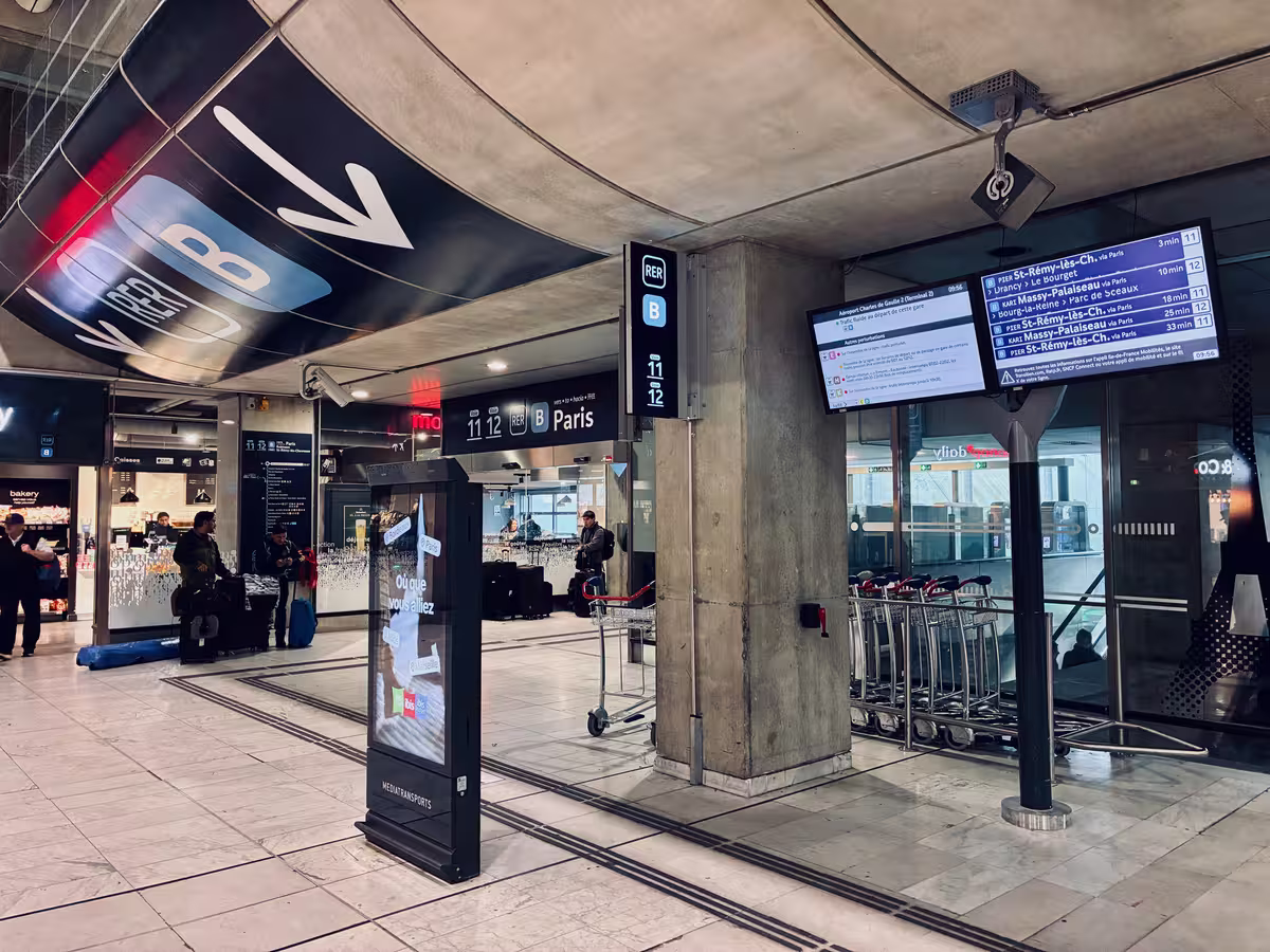 巴黎戴高乐机场 2 号航站楼火车站 (Gare Aéroport Charles de Gaulle 2) 前往市区的 RER B 线火车的入口。