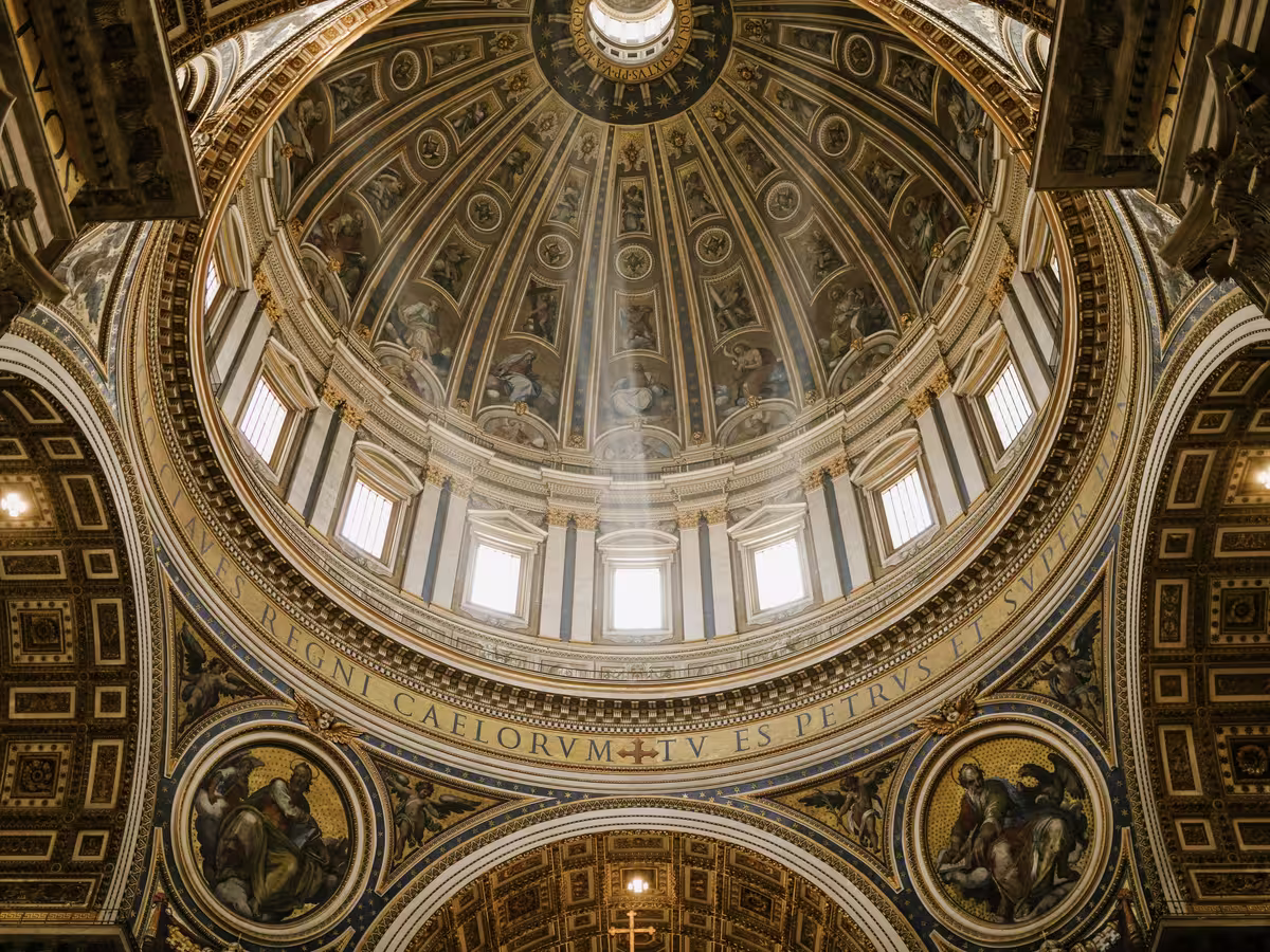 位于梵蒂冈的圣彼得大教堂 (Basilica of Saint Peter) 圆顶的内部由米开朗基罗 (Michelangelo) 设计