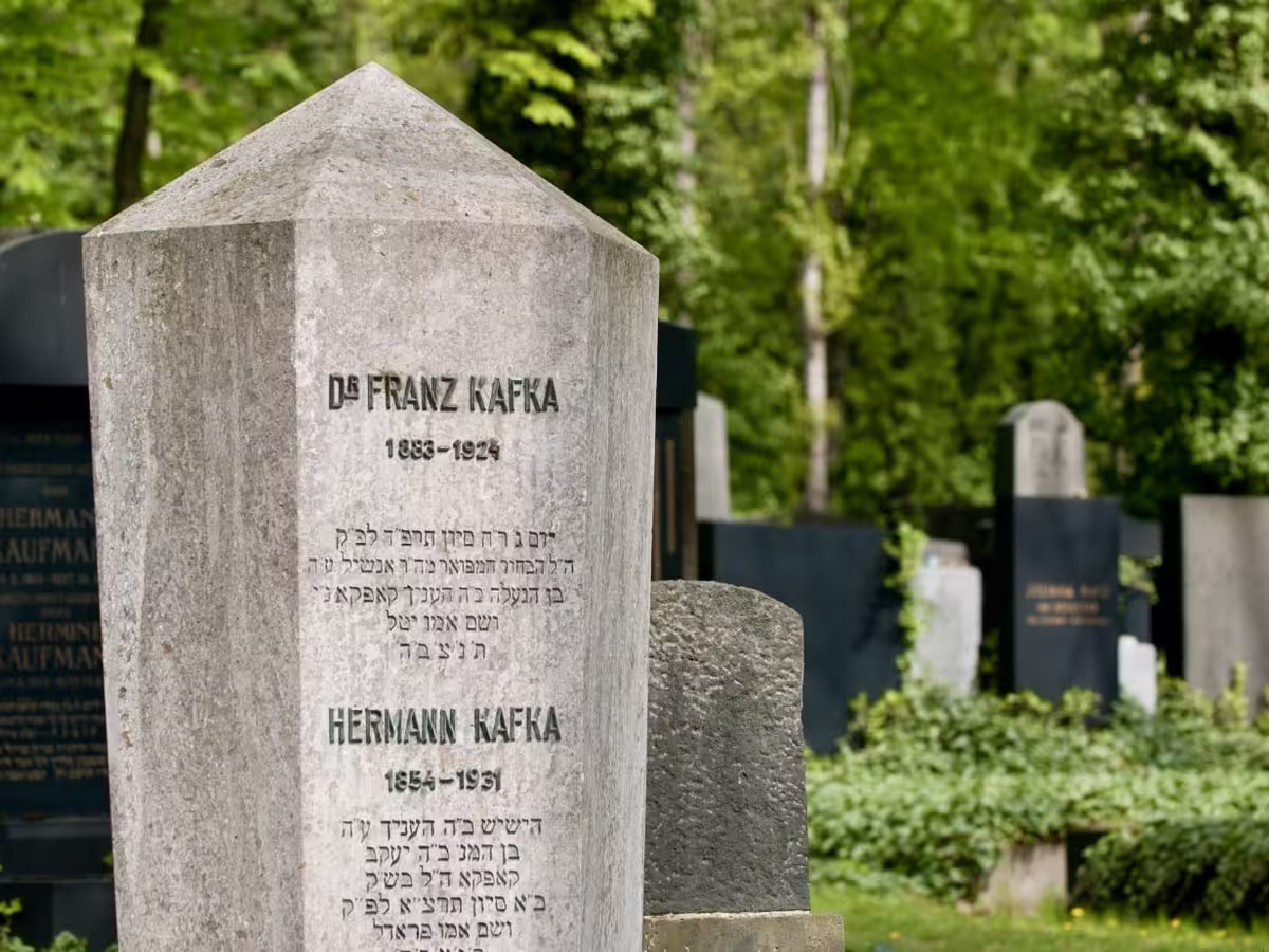 新犹太公墓中的卡夫卡墓地。图片: New Jewish Cemetery, prague.eu