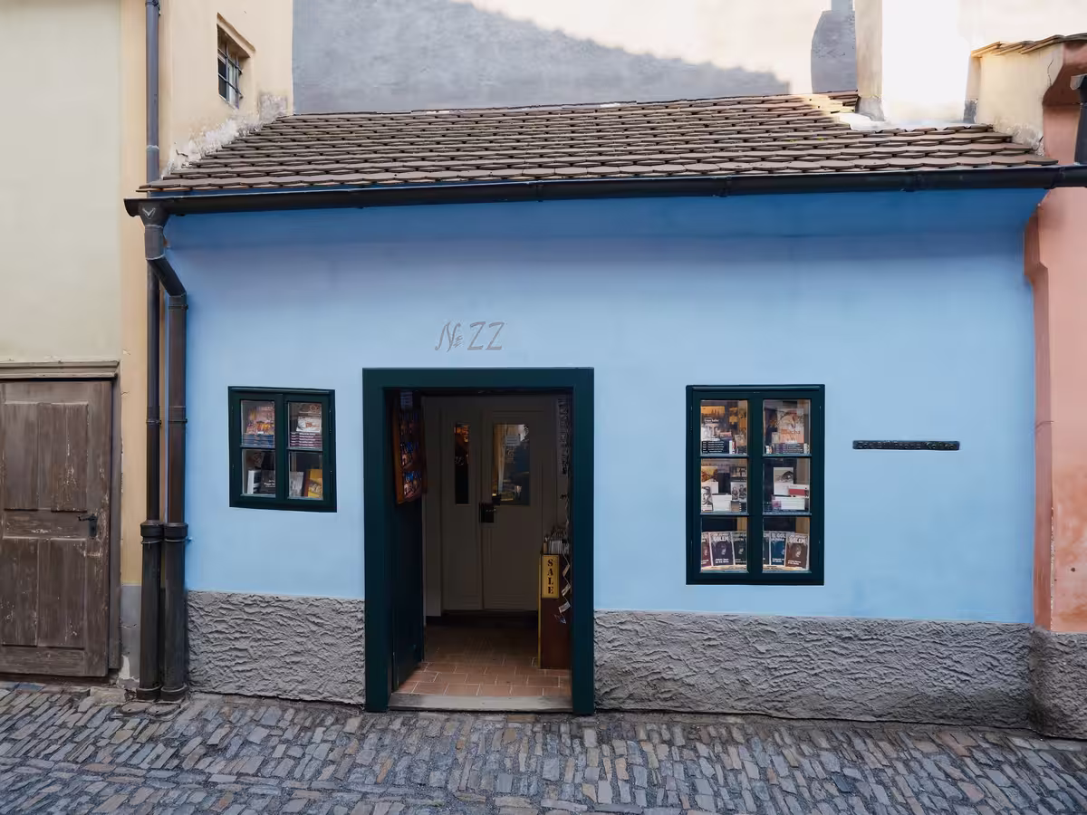 在布拉格城堡 (Prague Castle) 中的黄金巷 (Golden Lane) 22 号蓝色小屋是卡夫卡故居