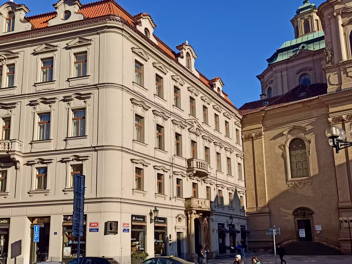位于卡夫卡广场 (Náměstí Franze Kafky) 北侧,卡夫卡出生地原址重建的建筑,转角墙壁上悬挂着卡夫卡的铜质浮雕头像。