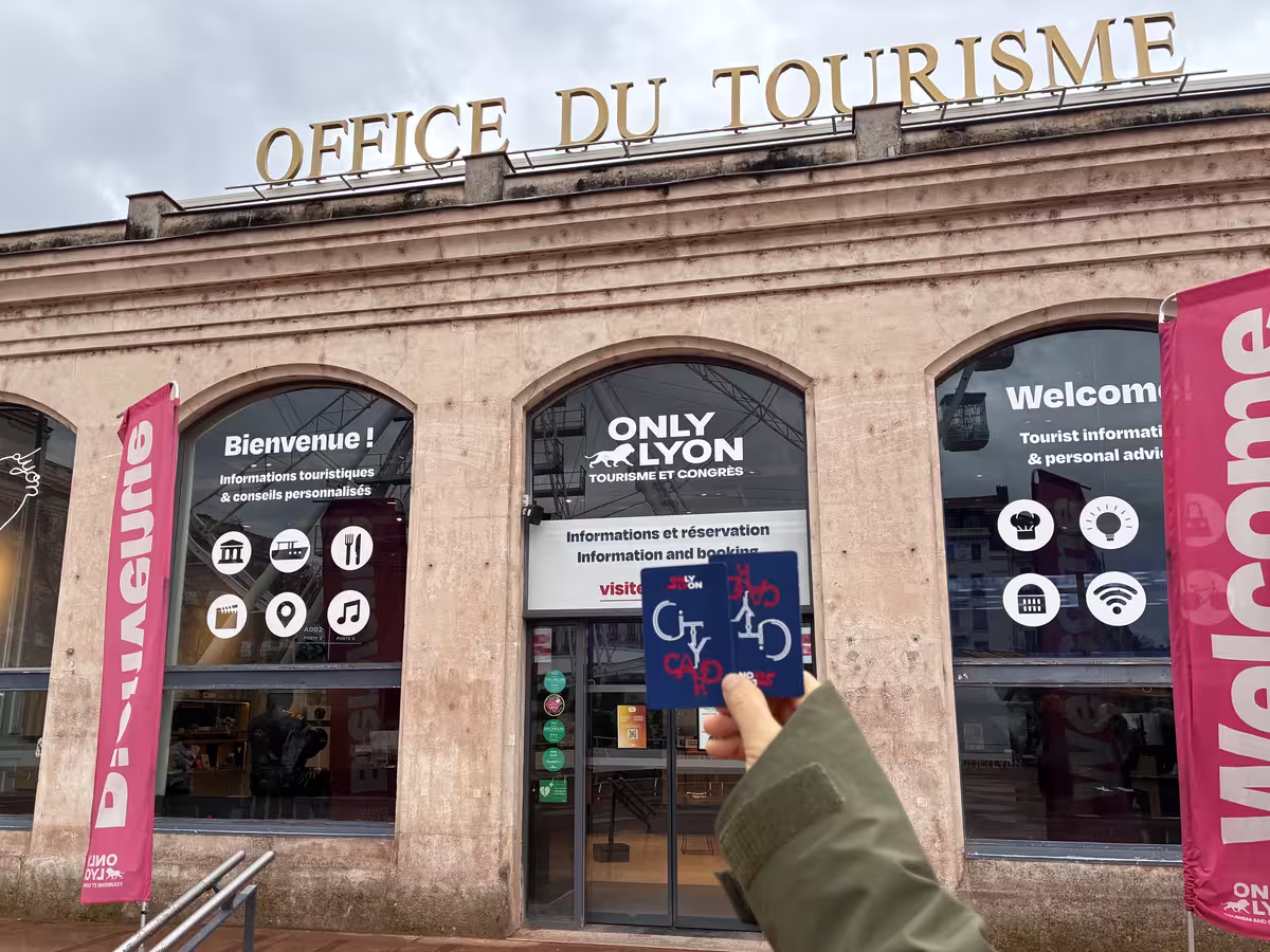 在白莱果广场 (Place Bellecour) 上的旅游局办公室领取里昂城市卡 (Lyon City Card) 的实体卡