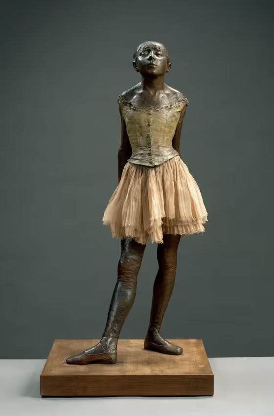 奥赛博物馆 (Musée d’Orsay) 收藏的埃德加·德加 (Edgar Degas) 的《十四岁的小舞蹈员》 (The Little Fourteen-Year-Old Dancer) 雕塑的青铜复制品