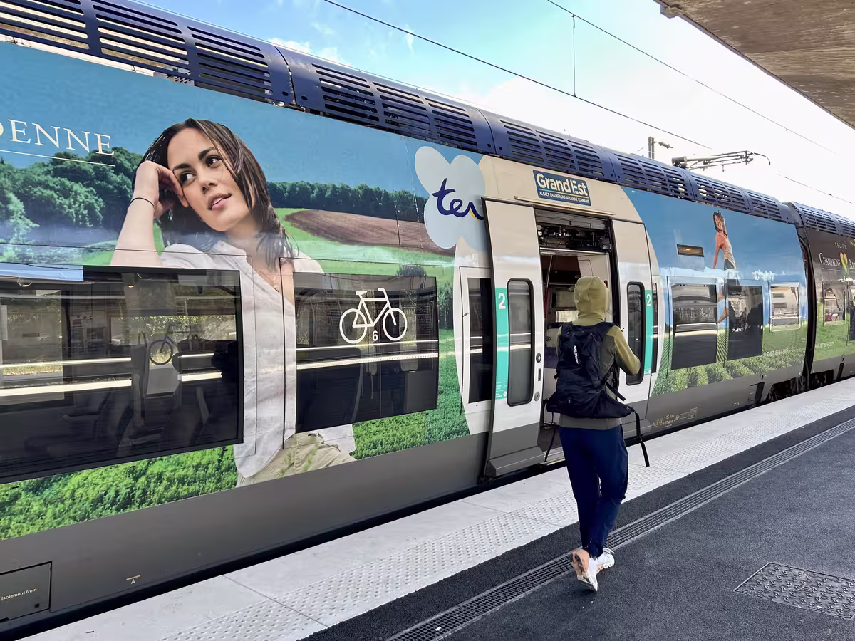 由 Grand Est 运营的在两个香槟区核心城市 Épernay 和 Reims 之间 SNCF 的 TER 省际列车。
