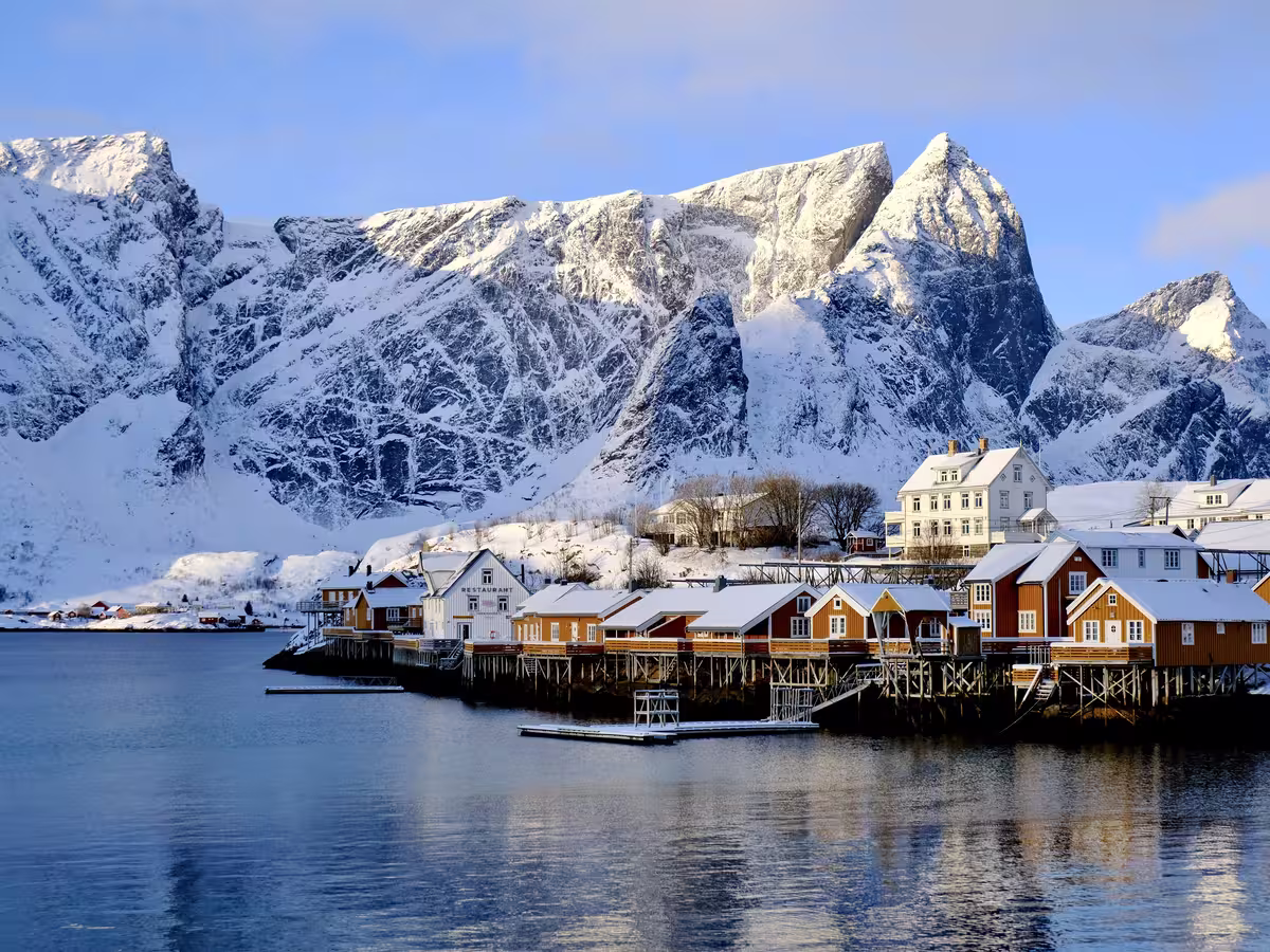 在罗弗敦群岛 (The Lofoten Islands) 的萨克里岛 (Sakrisøy) 上标志性的黄色传统渔屋 (挪威语: Rorbuer)