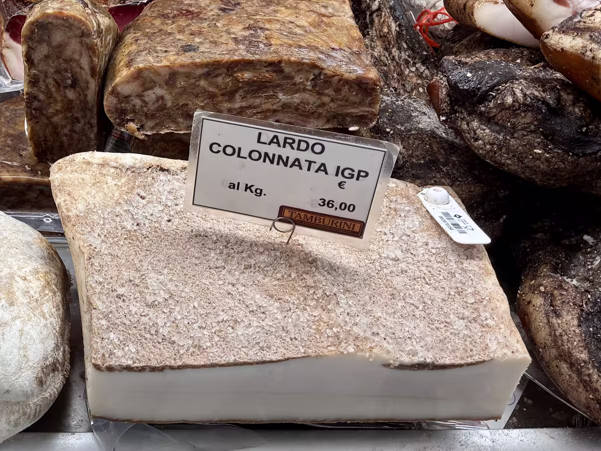 博洛尼亚的 Tamburini 老号柜台中的风干猪油 (Lardo)。