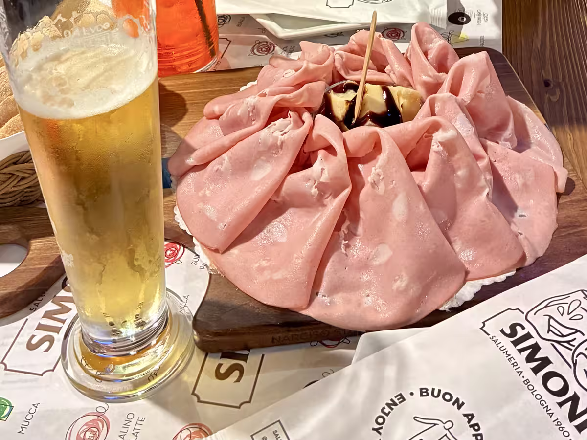 博洛尼亚老字号熟食店 Simoni 的冷切莫塔代拉 (Mortadella) 香肠。