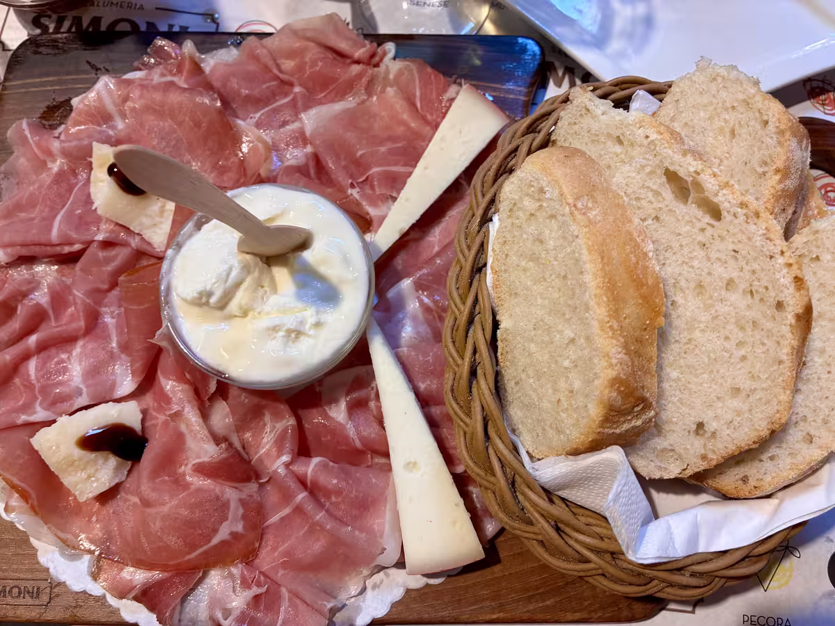 在博洛尼亚老字号熟食店 Simoni 经营的小酒馆 Salumeria Simoni Laboratorio 中可以品尝 24 个月的帕尔马火腿。