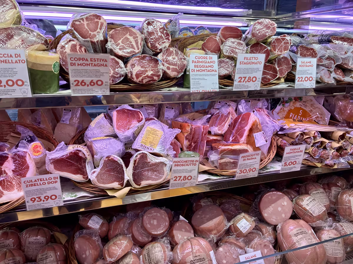 博洛尼亚的老字号 Simoni 熟食店的柜台。