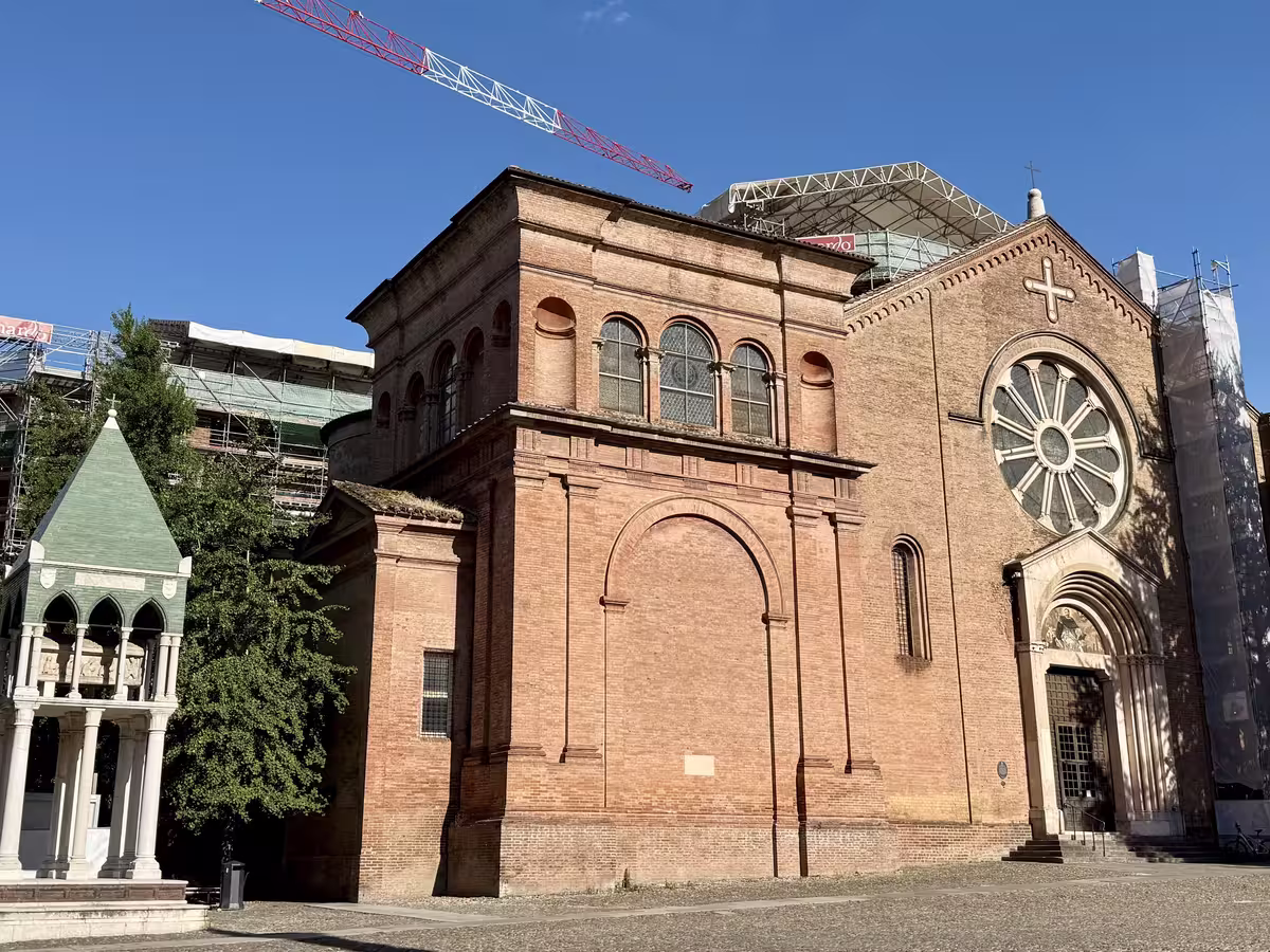 博洛尼亚圣多美尼克大教堂 (Basilica di San Domenico, Bologna)，又译圣多明我大殿（修缮中）。