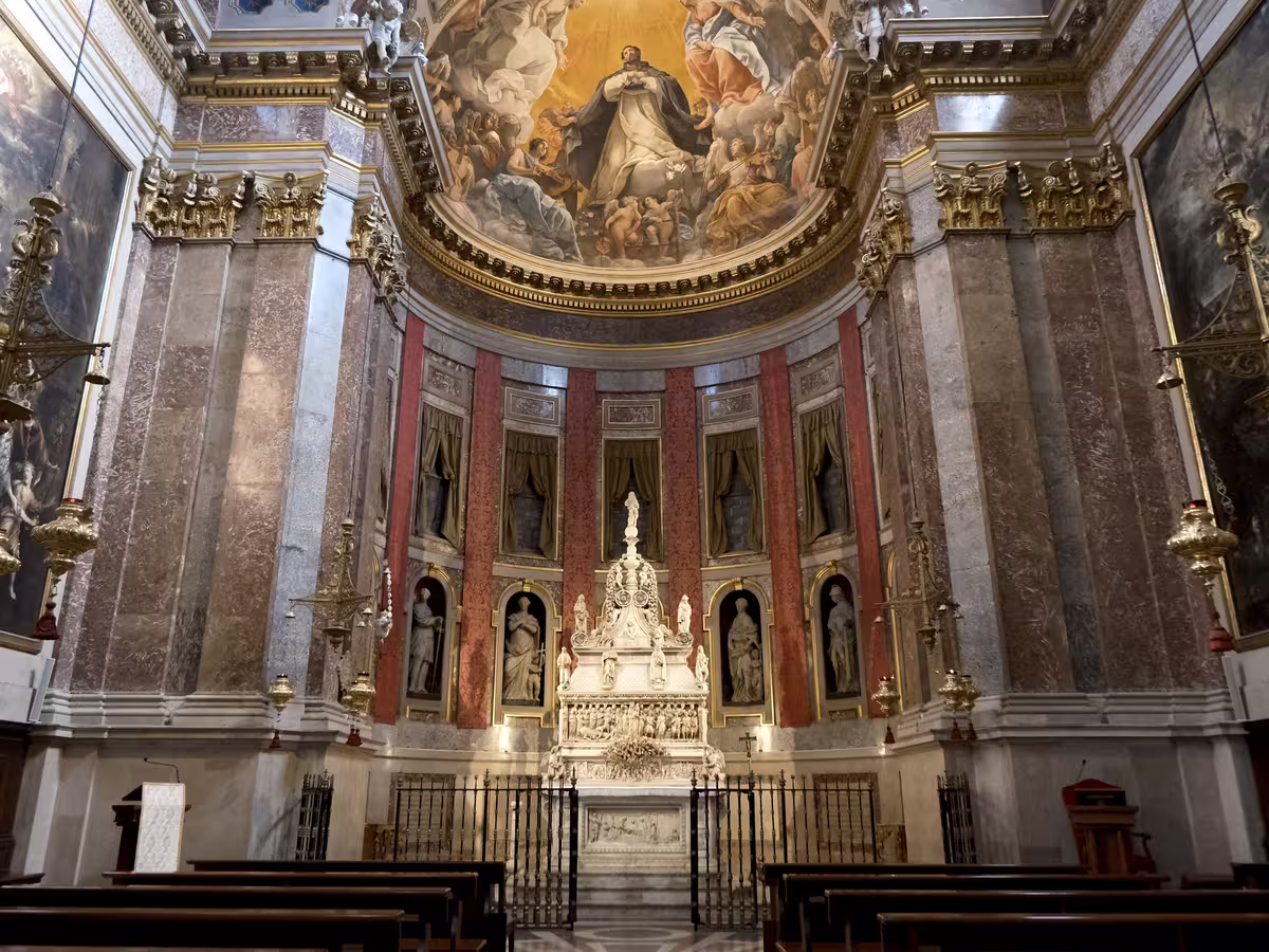 博洛尼亚圣多美尼克大教堂中 (Basilica di San Domenico, Bologna) 的圣多美尼克礼拜堂 (Cappella di San Domenico)。这里安放着圣多美尼克圣龛 (Arca di San Domenico)。
