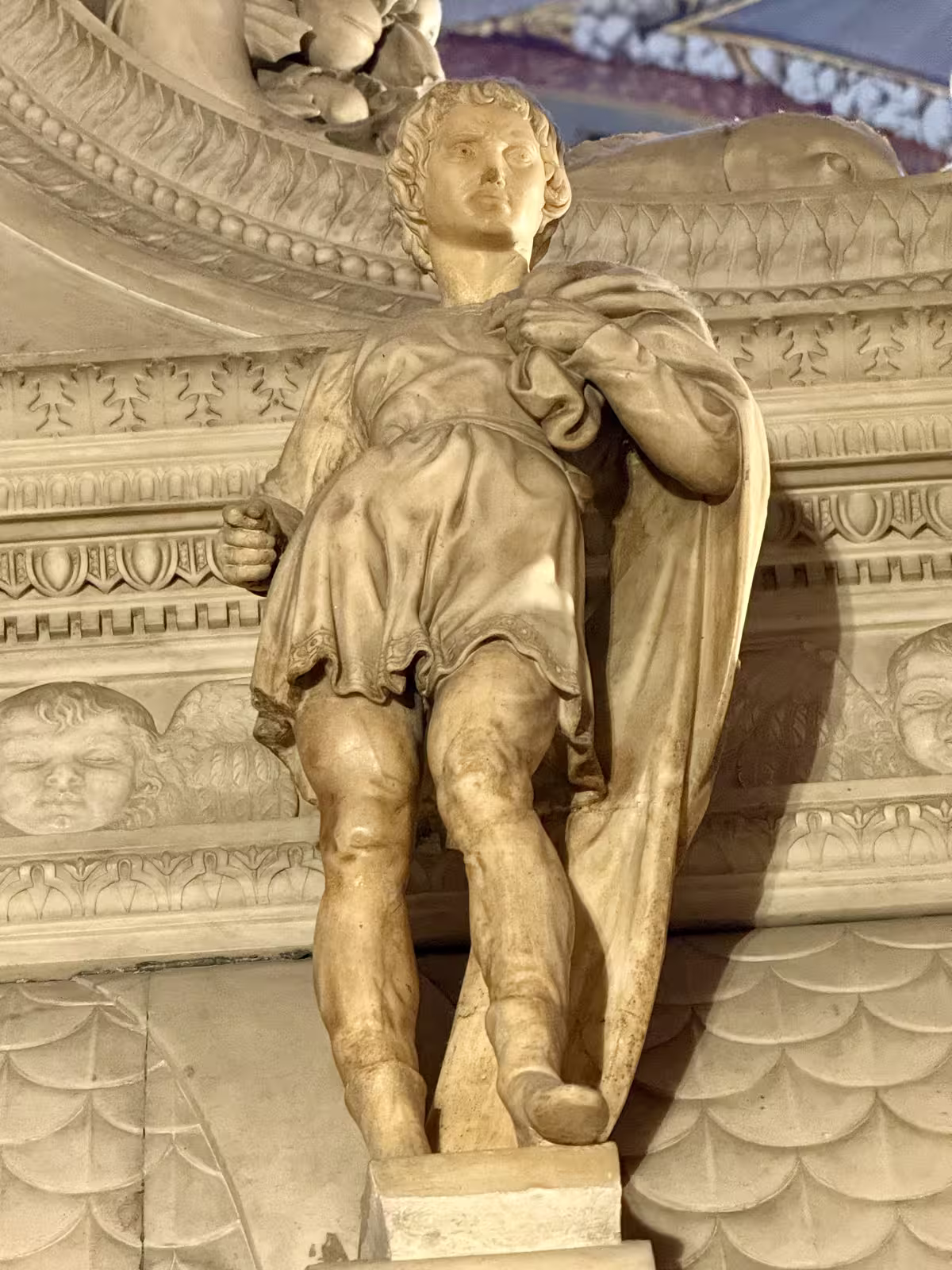 圣多美尼克圣龛 (Arca di San Domenico) 之上的圣普罗科洛 (San Procolo) 雕像出自 19 岁的米开朗基罗之手。