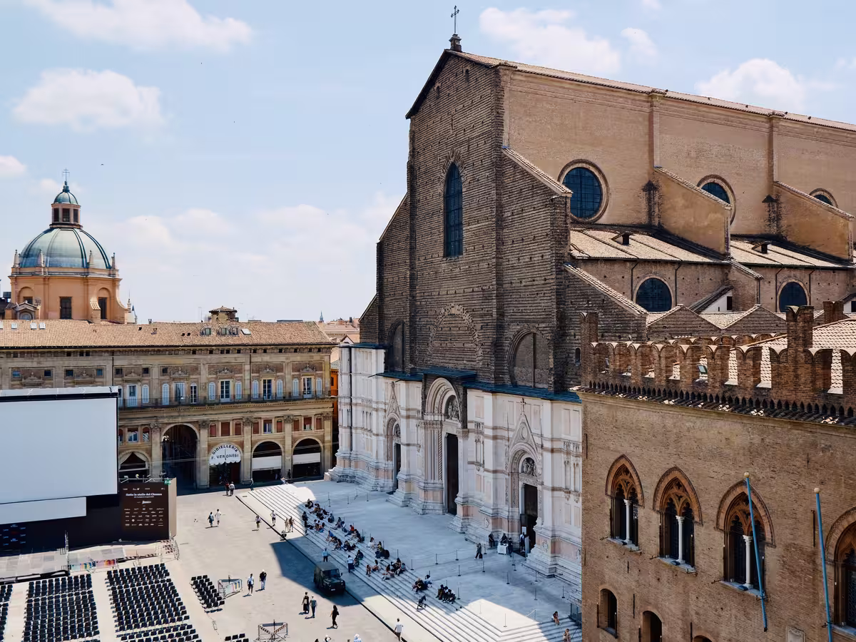 坐落于博洛尼亚 (Bologna) 马焦雷广场 (Piazza Maggiore) 之上的圣彼得罗尼奥大教堂 (Basilica di San Petronio) 拥有未能完工的半大理石半红砖的外立面。