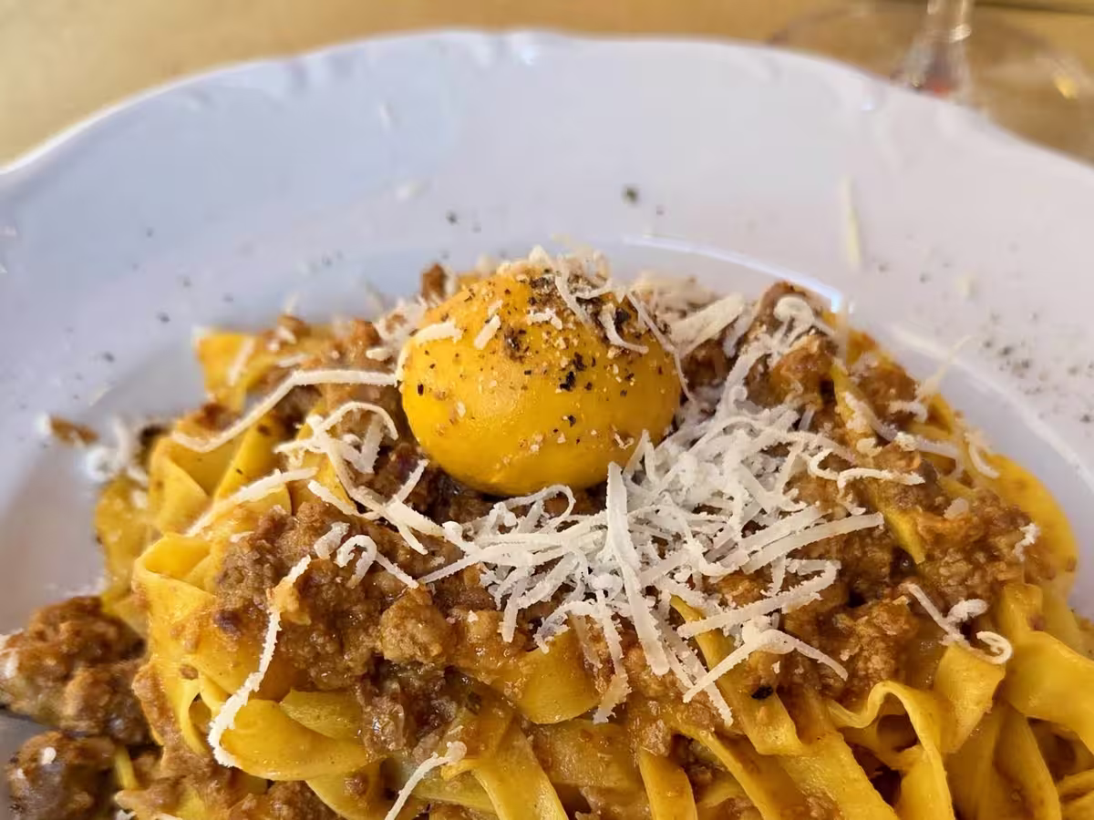 博洛尼亚 (Bologna) 的肉酱宽面 (Tagliatelle al Ragù)