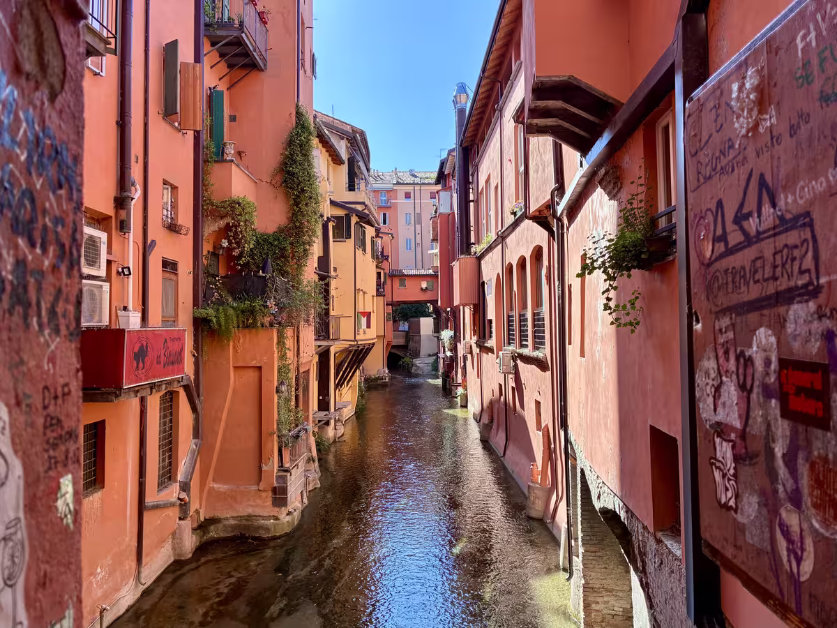 透过皮耶拉路上的小窗户 (Finestrella di Via Piella)，可以看到雷诺运河 (Canale di Reno) 的一段在彩色住宅楼间流淌。