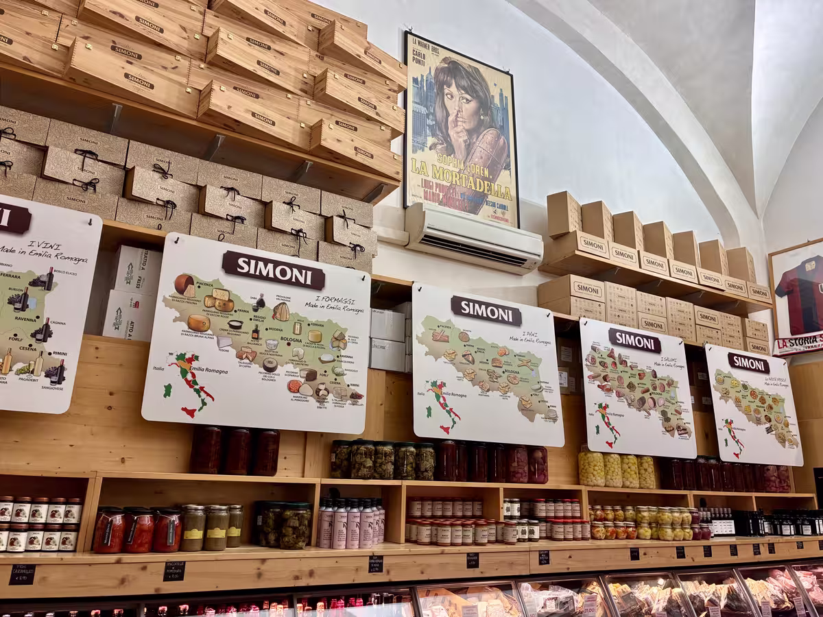 博洛尼亚的老字号熟食店 Simoni 是城市的美食名片之一。