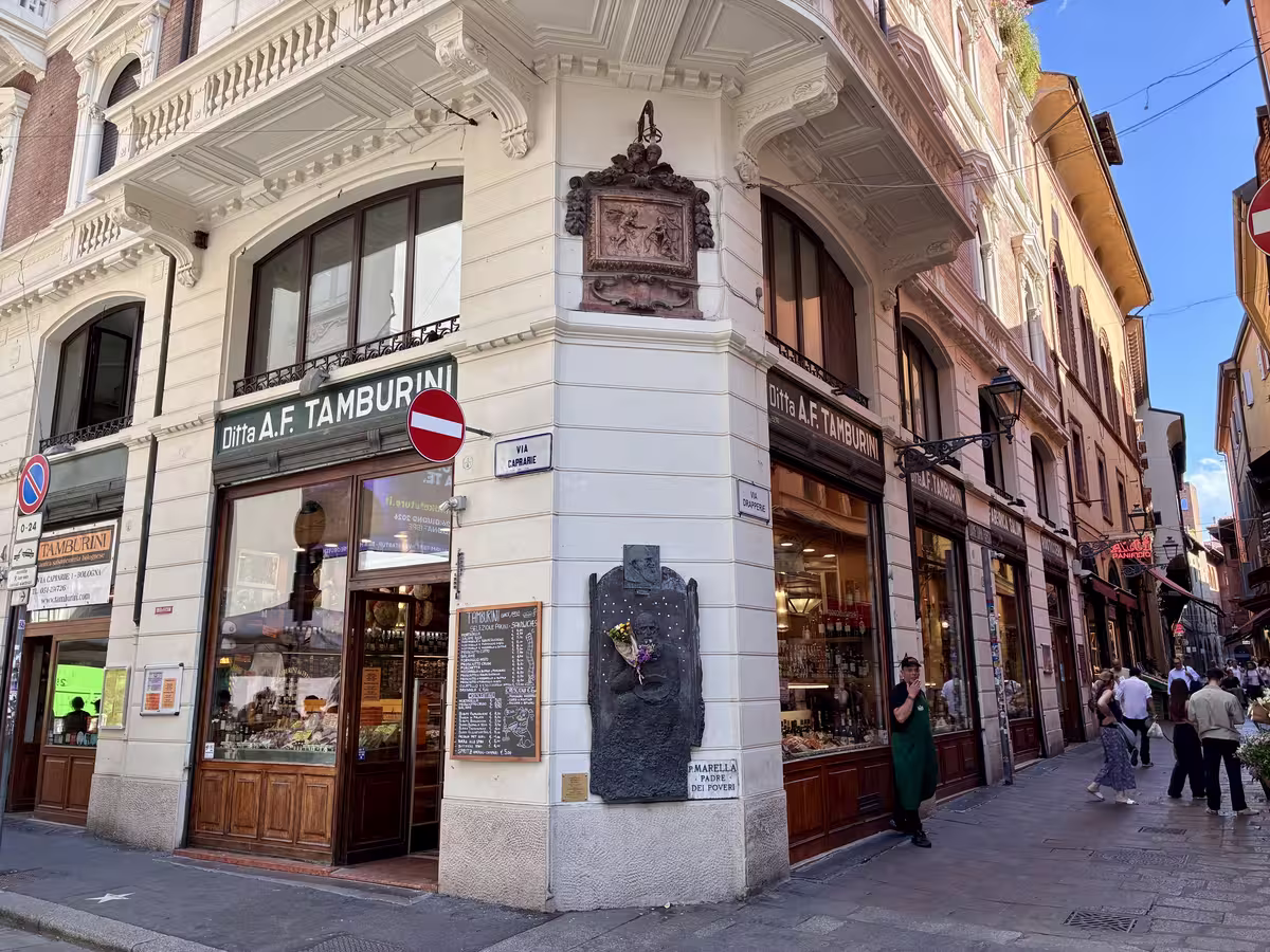 始于 1932 年，位于博洛尼亚中世纪市场区 Quadrilatero 的核心位置的 Tamburini 熟食店。
