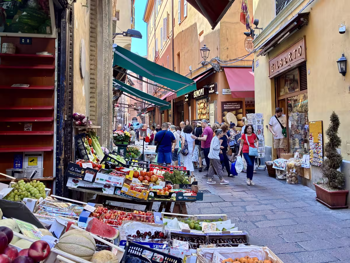 在博洛尼亚 (Bologna) 的四方区 (Quadrilatero) 的巷子中，老字号杂货店 Gilberto 和熟食店 simoni 都是城市的美食名片。