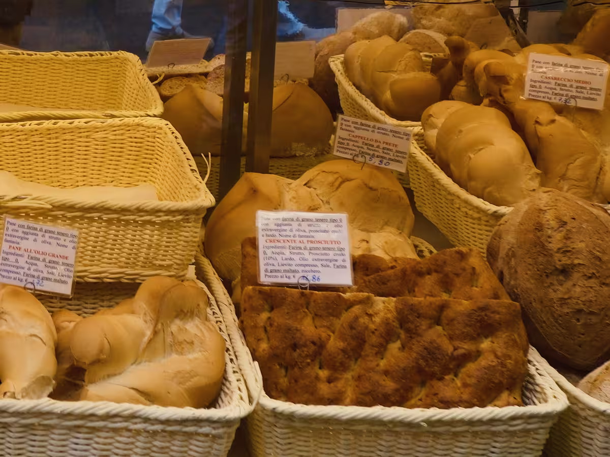 博洛尼亚的老字号烘焙坊 Paolo Atti & Figli 售卖的火腿扁面包 (Crescente al Prosciutto)。