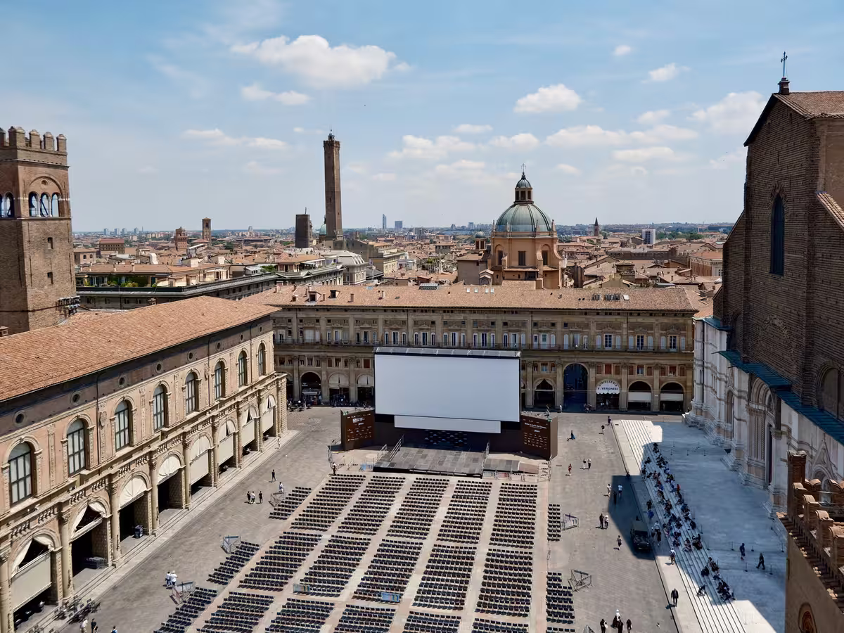 马焦雷广场 (Piazza Maggiore) 是博洛尼亚 (Bologna) 历史中心的主广场。