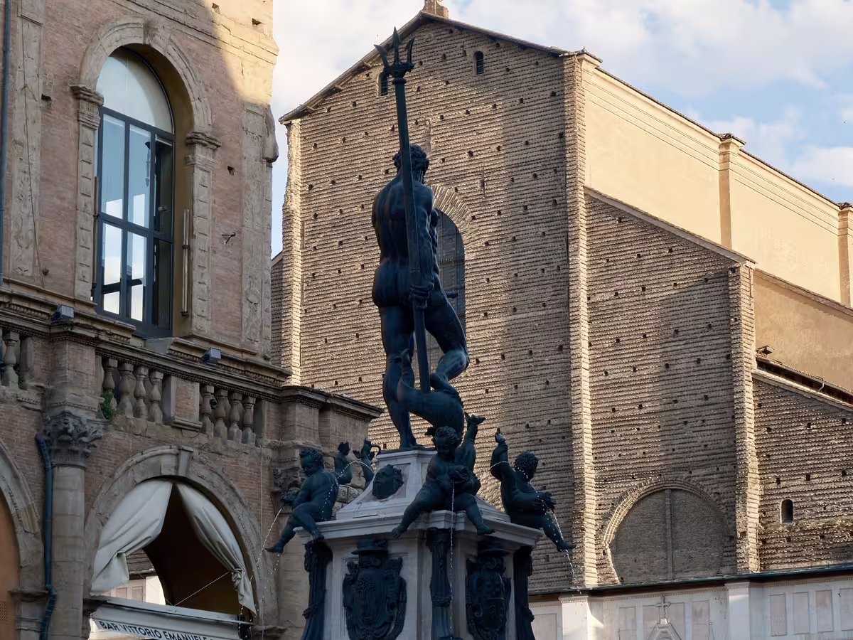 从“羞耻”视角看博洛尼亚海神广场 (Piazza del Nettuno) 上的海神雕像 (Fontana del Nettuno)。