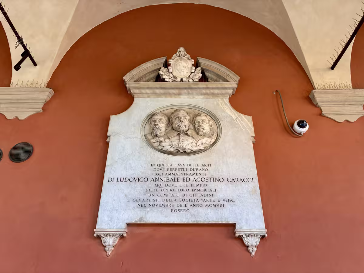 博洛尼亚国家画廊 (Pinacoteca Nazionale di Bologna) 门前的卡拉奇兄弟 (Ludovico, Annibale, Agostino Carracci) 纪念牌匾。